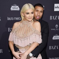 Tyga dan Kylie Jenner kencan pada 2015. Tak lama setelahnya, keduanya dikabarkan putus-nyambung hingga pada April 2017, pasangan muda ini benar-benar berpisah dan kini Kylie memiliki anak dari Travis Scott. Foto: Getty Images