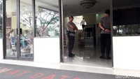 Ada dua polisi berjaga di pintu masuk DPMPTSP.