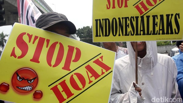 Aksi Massa Tolak Penyebaran Hoax di Depan Mabes Polri