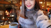 Dimulai dari seorang penumpang yang iseng mengambil foto Mabel Goo saat tengah bertugas sebagai pramugari. Kini akun media sosialnya dibanjiri oleh penggemarnya, yang terpikat dengan wajah cantiknya. Foto: Instagram @mabel_goo