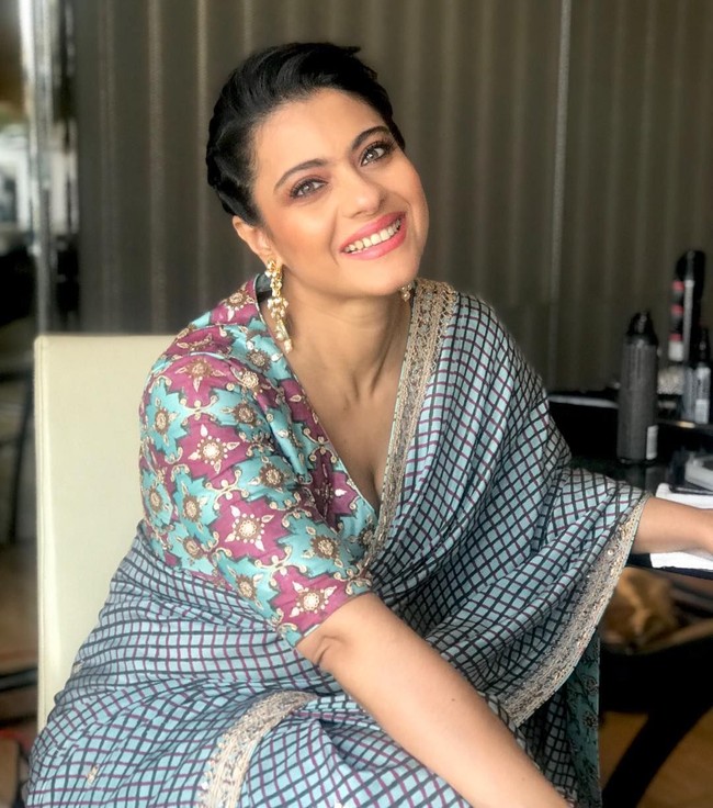 Kini diusianya yang sudah 44 tahun, istri Ajay Devgan ini tetap memesona. Kajol juga masih aktif di industri hiburan dan perfiliman. Foto: Instagram