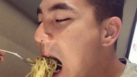 Agoeng yang lahir di Bengkulu, 13 Agustus 1993 ini juga hobi makan lho. Ini salah satu momen saat ia makan spaghetti. Kelihatan lahap banget nih. Foto: agoeng_pratama93