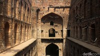 Agrasen Ki Baoli merupakan salah satu dari sekian banyak bangunan sumur bertingkat (baoli) yang berada di Hailey Road, Jantar Mantar, New Delhi.