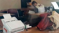 Pantauan di lokasi, tampak 3 orang mengenakan rompi KPK. Mereka masuk ke lantai 1 kantor DPMPTSP Bekasi di Cikarang, sekitar pukul 14.30 WIB, Rabu (17/10/2018).