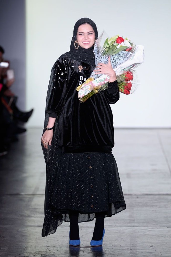 Penampilannya saat New York Fashion Week Fall/Winter 2018 juga mengundang perhatian. Menjadi satu-satunya desainer hijab di acara tersebut, Vivi tampil maksimal. Foto: Getty Images