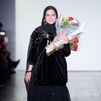 Penampilannya saat New York Fashion Week Fall/Winter 2018 juga mengundang perhatian. Menjadi satu-satunya desainer hijab di acara tersebut, Vivi tampil maksimal. Foto: Getty Images