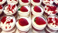 Atau kalau mau dalam porsi lebih kecil lagi, bisa membuatnya di dalam cup dessert ini. Ini hasil perpaduan antara redvelvet cake dan strawberry cheesecake. Foto: Instagram dessert_time_by_bojana 