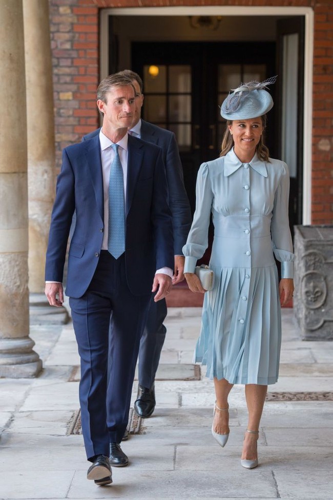 Pippa tampil monokrom dengan topi dan pump shoes berwarna senada. Gaun berkerah tinggi dengan aksen renda datang dari brand Alessandra Rich. Sementara clutch dan sepatu keluaranJimmy Choo. Foto: Getty Images