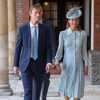 Pippa tampil monokrom dengan topi dan pump shoes berwarna senada. Gaun berkerah tinggi dengan aksen renda datang dari brand Alessandra Rich. Sementara clutch dan sepatu keluaranJimmy Choo. Foto: Getty Images