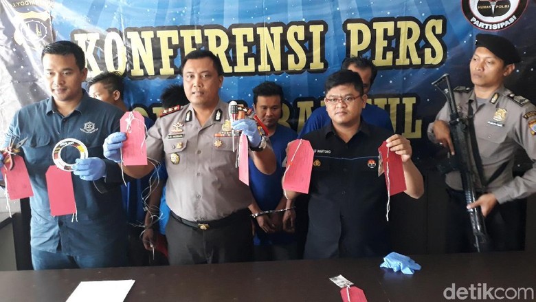 Ada-ada Saja, 4 Pria Ini Diciduk Polisi karena Mancing Uang ATM Ada-ada Saja, 4 Pria Ini Diciduk Polisi karena Mancing Uang ATM
