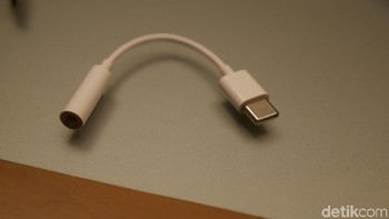 Tak cuma itu, mereka juga menyertakan converter USB-C ke audio 3,5mm untuk pengguna yang masih ingin menggunakan earphonenya sendiri. Foto: detikINET/Anggoro Suryo Jati