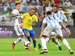 Neymar jadi tumpuan serangan. Kelincahan dan kecepatannya diandalkan untuk membuka pertahanan Argentina yang tampil rapat. (Foto: Waleed Ali/REUTERS)