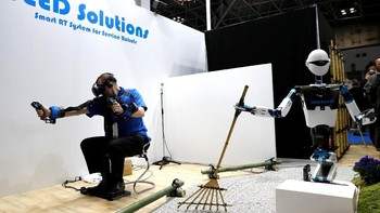 Beralih ke sektor pertanian, World Robot Summit 2018 pun menampilkan robot dengan kemampuan mengolah pertanian yang mumpuni bernama SEED Solutions Seed-Noid R7. Robot ini dikendalikan dengan remote control dan menyesuaikan gerakan sang pengguna. Kim Kyung-Hoon/Reuters.
