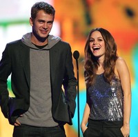 Rachel Bilson dan Hayden Christensen kencan pertama kali pada 2007 dan bertunangan di 2009. Mereka membatalkan pertunangan pada 2010, namun beberapa bulan kemudian berpacaran lagi, sampai keduanya memiliki anak pada 2014. Namun mereka dikabarkan kembali berpisah di September 2017. Foto: Getty Images
