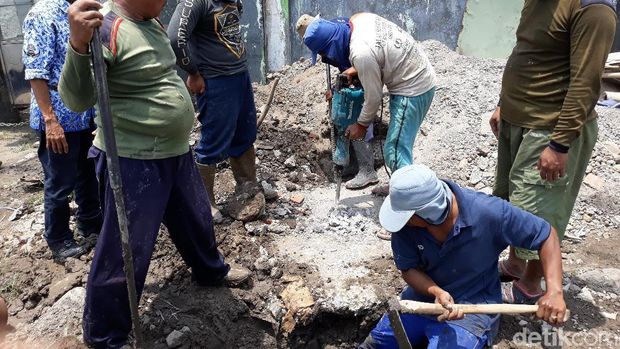 Suasana pabrik cat saat didatangi oleh aparat gabungan. 
