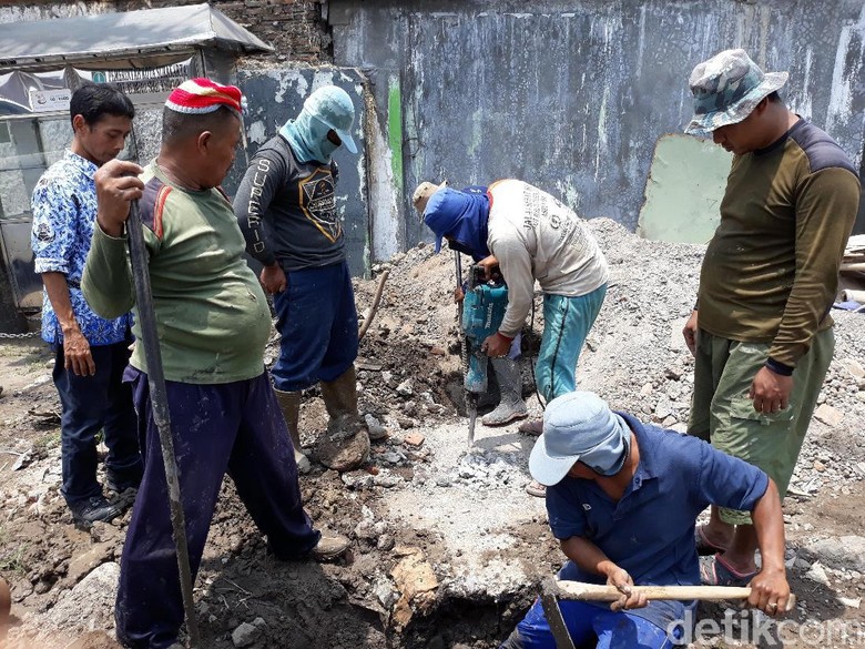 Terbukti! Pabrik Cat Sambungkan Saluran Limbah ke Pipa PDAM Solo Terbukti! Pabrik Cat Sambungkan Saluran Limbah ke Pipa PDAM Solo