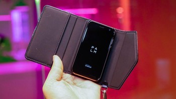Palm sendiri menjalankan sistem operasi Android Oreo 8.1. Sehingga pengguna bisa mengunduh aplikasi dari Google Play Store. Ponsel yang dihargai USD 349 (Rp 5,3 juta) ini dibekali satu port USB-C tanpa jack headphone.  (Foto: CNET)