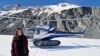Gadis cantik yang jago dancing ini juga mencoba naik helikopter menyusuri Mount Cook yang bersalju. Dia bahkan duduk di kursi samping pilot. (Instagram/@mabel_goo)