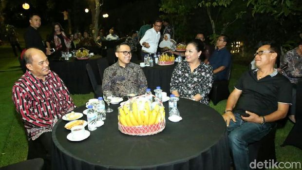 Dua kepala daerah bersantai dengan Bupati Anas/