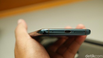 Pada bagian bawah ponsel ada port USB-C dengan slot sim card dan NM Card. Foto: detikINET/Anggoro Suryo Jati