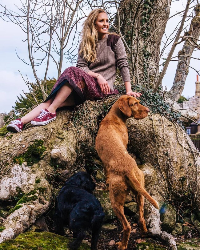 Sedangkan untuk urusan kecantikan, Melissa mengaku tak banyak pakai makeup. Namun penjepit bulu mata elektrik wajib dipakainya. Di keseharian, wanita tersebut hanya mengandalkan pembersih, pelembap, dan serum sebagai perawatan wajah. Foto: Instagram @mistaminaofficial