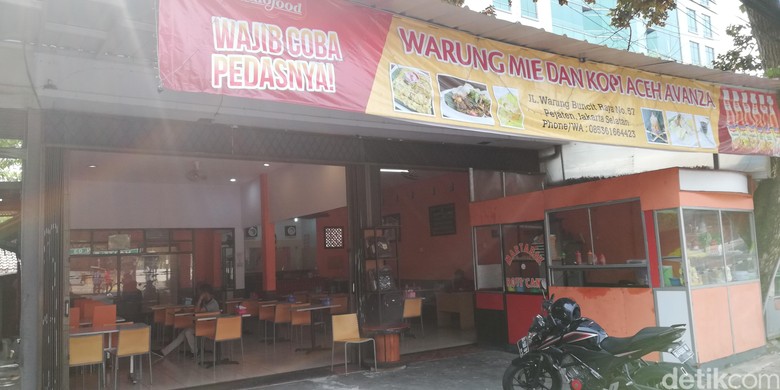 Warung Mie Aceh Pakai Nama Avanza. Foto: Rizki Pratama Warung Mie Aceh Pakai Nama Avanza. Foto: Rizki Pratama