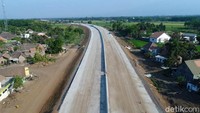Pengerjaan konstruksi jalur tol yang membentang dari Kelurahan Bukir di Kota Pasuruan hingga Grati di Kabupaten Pasuruan ini dikebut demi mengejar target.