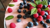 Meski hanya bertopping blueberry dan raspberry, dessert ini adalah strawberry cheesecake. Strawberrynya sudah dipadu dengan cream cheese. Foto: Instagram satu_maarit_77 