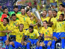 Brasil pun mengangkat trofi berkat kemenangan tersebut. Laga persahabatan kontra Argentina ini memang bagian dari turnamen empat negara bertajuk Superclasico, dengan Arab Saudi dan Irak jadi dua peserta lainnya. (Foto: Waleed Ali/REUTERS)