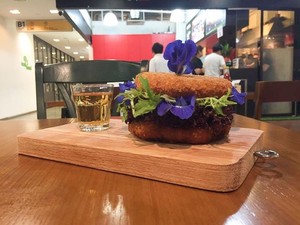Di 10 Tempat Ini Ada Burger dengan Roti Unik dan Isian Lezat (1)