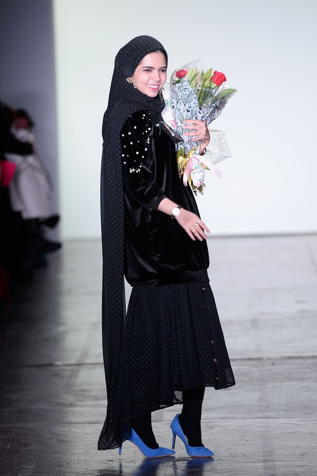 Ia mengenakan oversized swater dipadukan dengan rok berbahan lace. Gayanya terlihat hypebeast khas anak muda masa kini. Foto: Getty Images