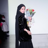 Ia mengenakan oversized swater dipadukan dengan rok berbahan lace. Gayanya terlihat hypebeast khas anak muda masa kini. Foto: Getty Images