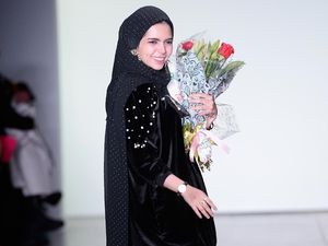 Glamor Tapi Sopan, Inspirasi Gaya Hijab ke Fashion Week Ala Vivi Zubedi