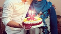 Momen manis ini jadi kado spesial buat sang mama. Agoeng mencium pipi sang mama di hari ulang tahunnya. Ia juga menghadiahkan sebuah cake buah lengkap dengan lilinnya. Foto: agoeng_pratama93