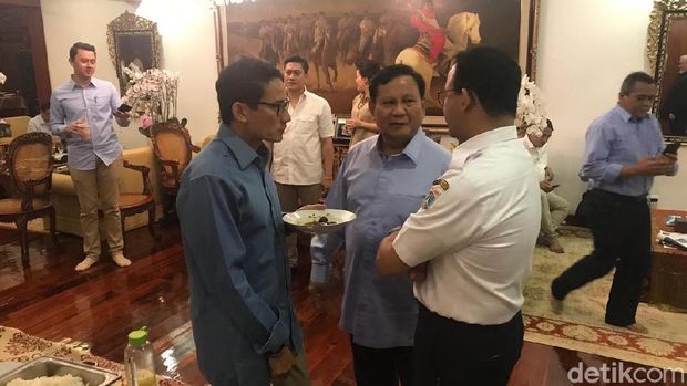 Prabowo saat mengenakan kostum berwarna biru di hari ulang tahunnya.