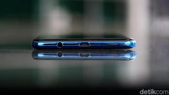 Ini bagian bawah Galaxy A7 yang terdapat speaker, colokan headphone standar 3,5 mm serta colokan micro USB. Foto: Muhammad Ridho