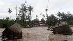Jembatan Rusak Akibat Banjir, Anak-anak Sekolah dengan Getek
