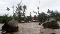 Beberapa anak sekolah pun akhirnya harus menggunakan getek untuk menyeberang ke jorong Silayang yang merupakan lokasi sekolah mereka. Tampak sejumlah anak mengantre di pinggir sungai Batang Batahan untuk menuju ke sekolah. Antara Foto/Muhammad Arif Pribadi.