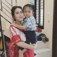Memakai daster, Ayu Ting Ting berpose bersama buah hatinya yang sudah siap pergi ke sekolah. Tidak terlihat makeup di wajah presenter Brownis ini, meski demikian alisnya sudah on fleek. Foto: Instagram @ayutingting92