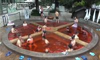 Wah, Pemandian Air Panas Ini Persis Panci Hot Pot Berkuah Merah!