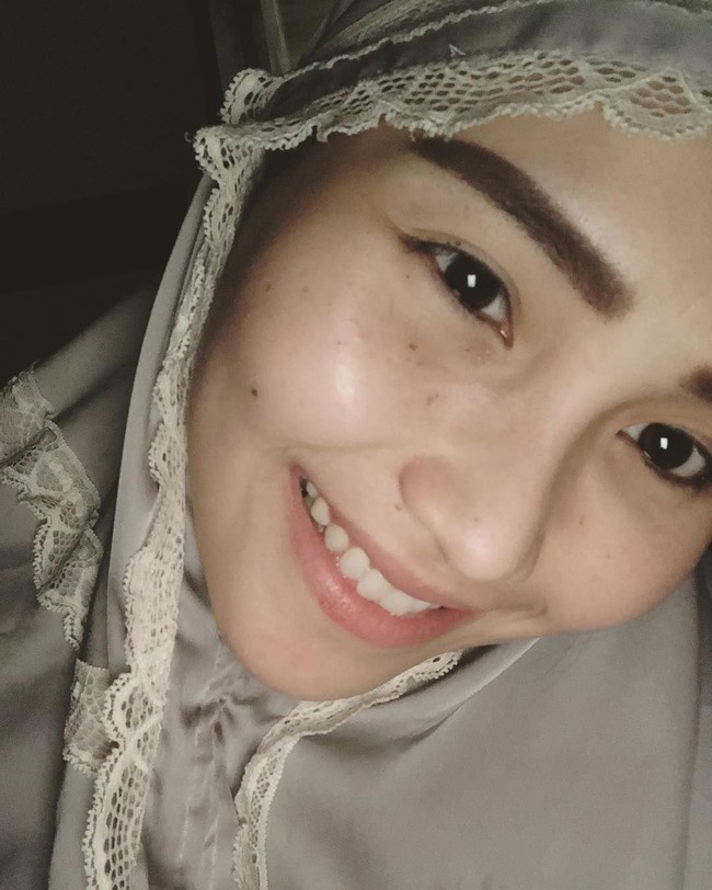 Berpose memakai mukena, wajah tanpa makeup Ayu Ting Ting tetap terlihat memesona dengan bentuk alis yang on fleek. Dalam sebuah wawancara pada 2011, Ayu pernah mengungkapkan dirinya tertarik melakukan sulam alis karena berbeda dengan tato alis yang dilarang di dalam agamanya. Foto: Instagram @ayutingting92