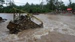 Jembatan Rusak Akibat Banjir, Anak-anak Sekolah dengan Getek