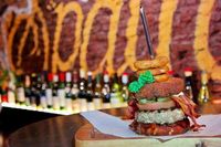 Di 10 Tempat Ini Ada Burger dengan Roti Unik dan Isian Lezat (1)