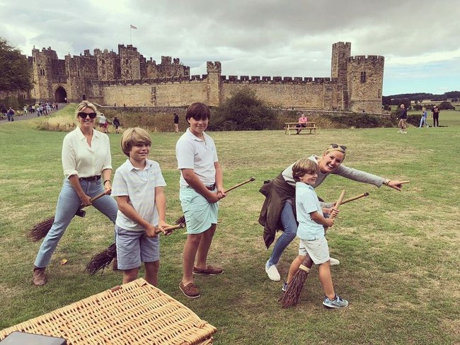 Meski indah, ternyata Missy dan saudara-saudaranya dulu sering ketakutan. Kami terlalu takut untuk punya kamar sendiri-sendiri. Itu dulu agak tidak terpelihara dan tidak ada penghangat sentral, ungkap Lady Melissa kepada The Times mengenang masa kecilnya. Foto: Instagram @mistaminaofficial