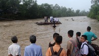 Banjir menerjang wilayang Jorong Lubuk Gobing, Nagari Silaping, Kecamatan Ranah Batahan, Kabupaten Pasaman Barat, Sumatera Barat, Rabu (17/10/2018). Banjir itu merusak jembatan yang menjadi penyambung area jorong Lubuk Gobing dan Jorong Silayang. Antara Foto/Muhammad Arif Pribadi.