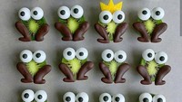 Seniman ini memotong kiwi manjadi bentuk irisan bulat lalu menambahkan cokelat bentuk kaki katak dan mata bulat. Segerombol katak terlihat berbaris rapi. Foto: instagram @foodbites
