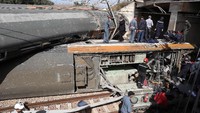 Tim penyelamat melakukan evakuasi korban kecelakaan. Diketahui 6 orang tewas dan puluhan lainnya terluka akibat kecelakaan tersebut. Youssef Boudlal/Reuters.