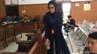 Steffy mengenakan pakaian bernuansa gelap dan kacamata baca. Foto: Indra Komara/detikcom