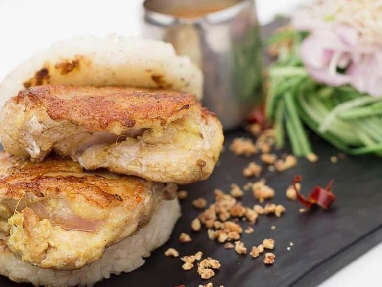 Di 10 Tempat Ini Ada Burger dengan Roti Unik dan Isian Lezat (2) Di 10 Tempat Ini Ada Burger dengan Roti Unik dan Isian Lezat (2)