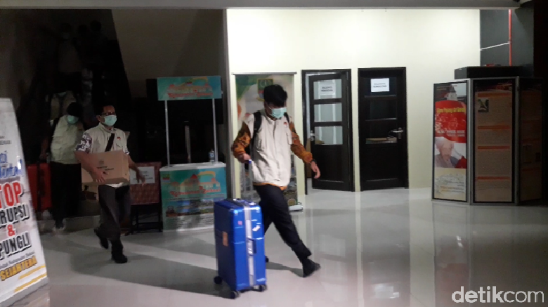 KPK Bawa 3 Koper dan 5 Boks Usai Geledah Kantor DPMPTSP Bekasi KPK Bawa 3 Koper dan 5 Boks Usai Geledah Kantor DPMPTSP Bekasi